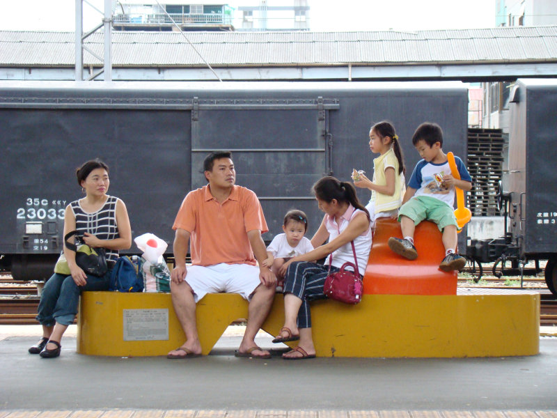 台灣鐵路旅遊攝影台中火車站月台景物篇公共藝術-朱品香-巨人足跡攝影照片12