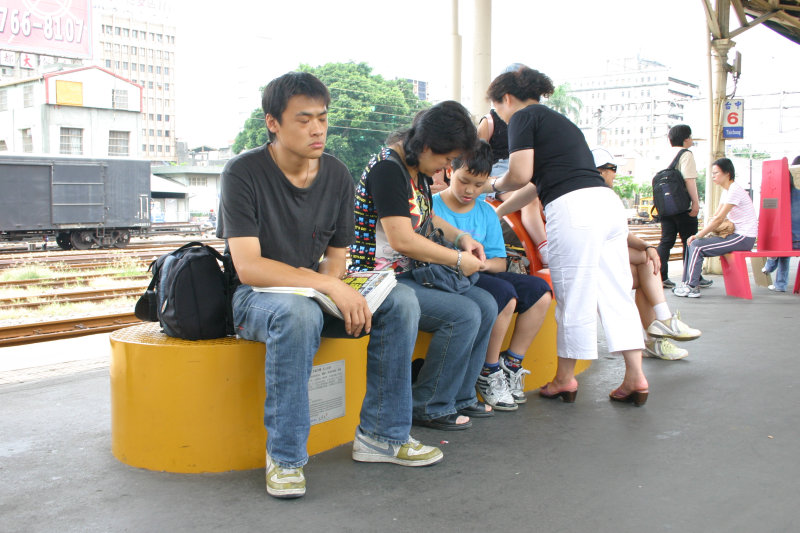 台灣鐵路旅遊攝影台中火車站月台景物篇公共藝術-朱品香-巨人足跡攝影照片33