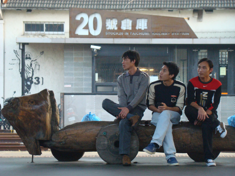 台灣鐵路旅遊攝影台中火車站月台景物篇公共藝術-李俊陽攝影照片56