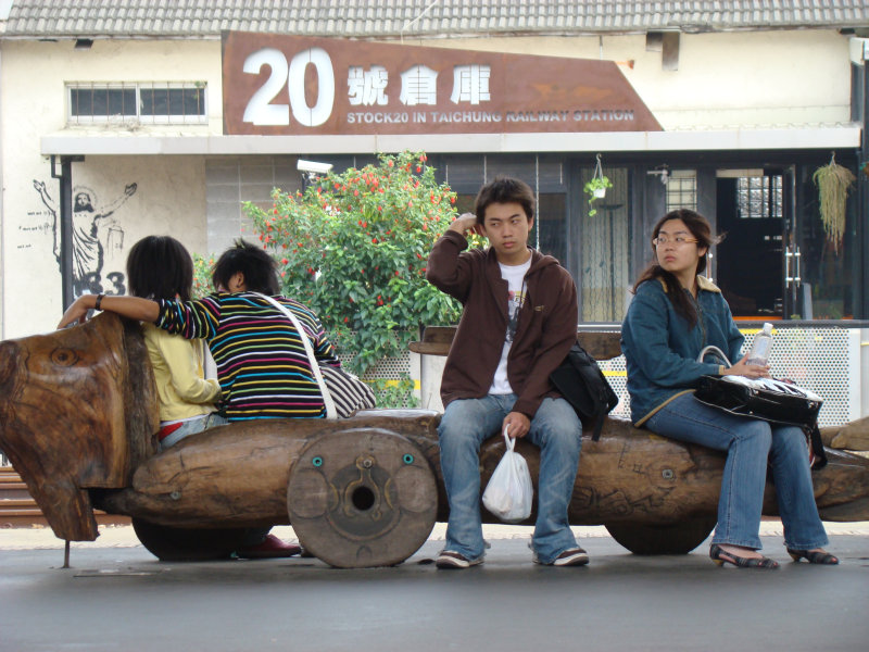 台灣鐵路旅遊攝影台中火車站月台景物篇公共藝術-李俊陽攝影照片94