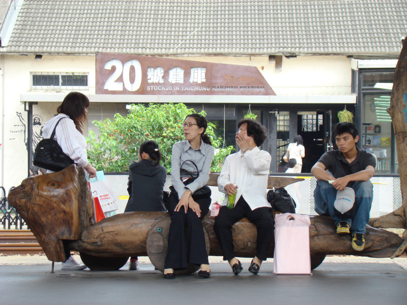 台灣鐵路旅遊攝影台中火車站月台景物篇公共藝術-李俊陽攝影照片99