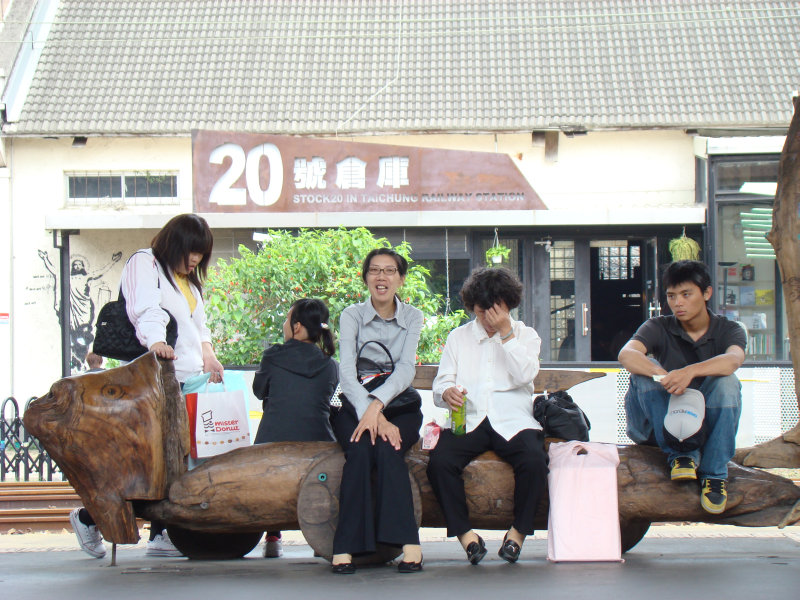 台灣鐵路旅遊攝影台中火車站月台景物篇公共藝術-李俊陽攝影照片100