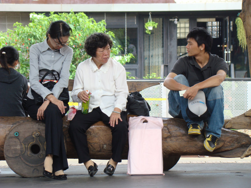 台灣鐵路旅遊攝影台中火車站月台景物篇公共藝術-李俊陽攝影照片103