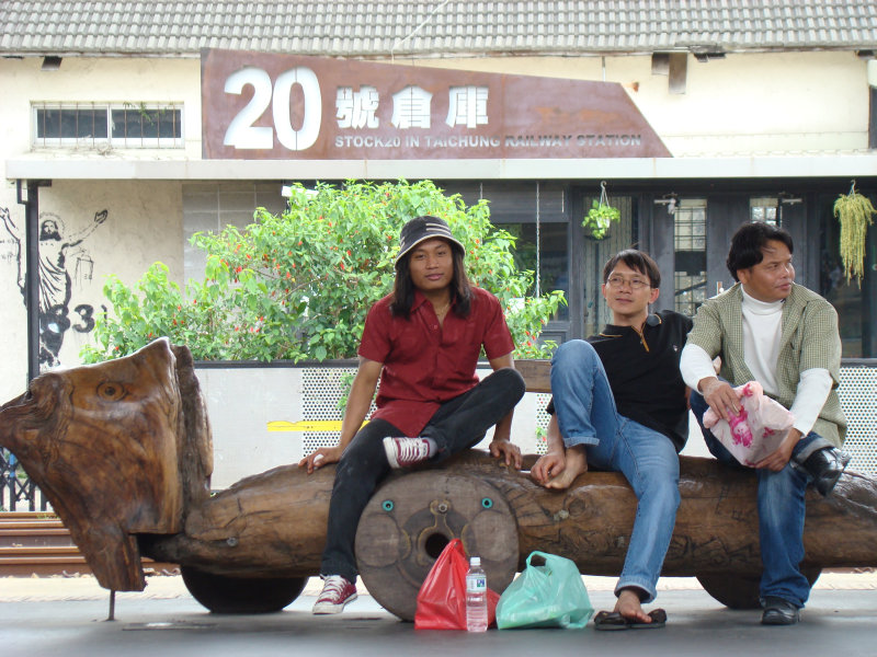 台灣鐵路旅遊攝影台中火車站月台景物篇公共藝術-李俊陽攝影照片105