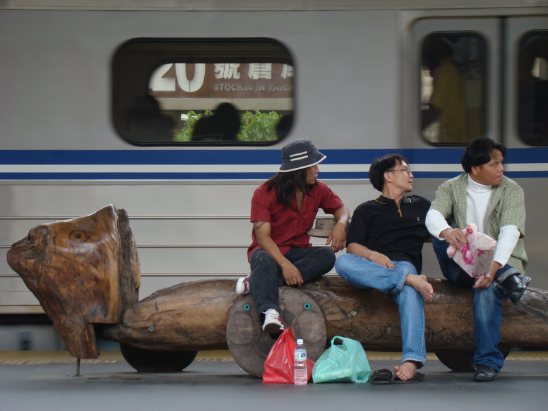 台灣鐵路旅遊攝影台中火車站月台景物篇公共藝術-李俊陽攝影照片109