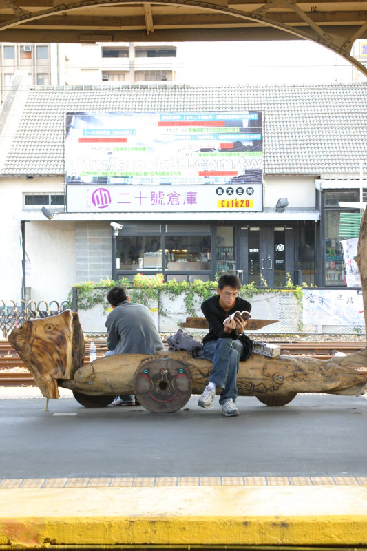 台灣鐵路旅遊攝影台中火車站月台景物篇公共藝術-李俊陽攝影照片134