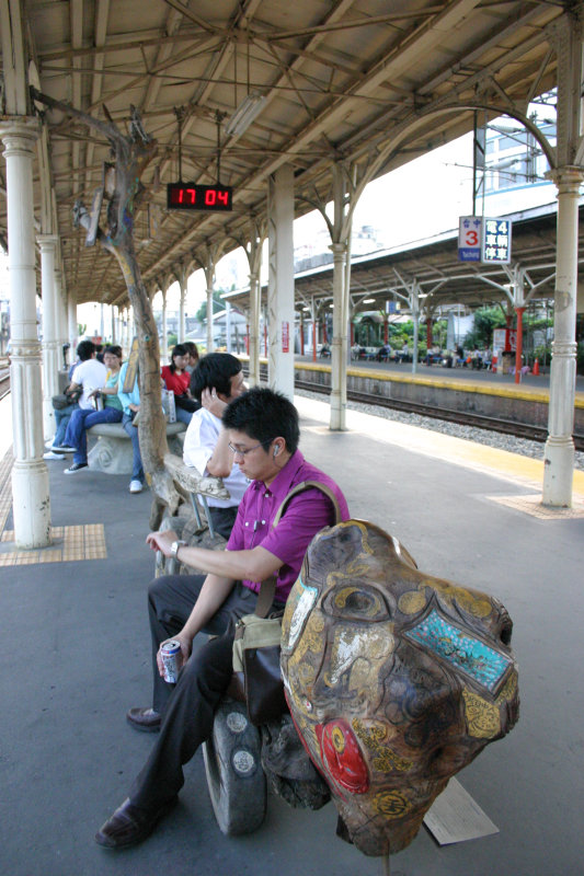 台灣鐵路旅遊攝影台中火車站月台景物篇公共藝術-李俊陽攝影照片150