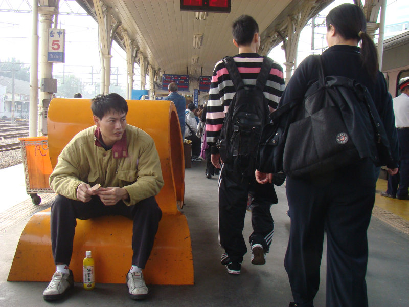 台灣鐵路旅遊攝影台中火車站月台景物篇公共藝術-林文海-藝術光環攝影照片21