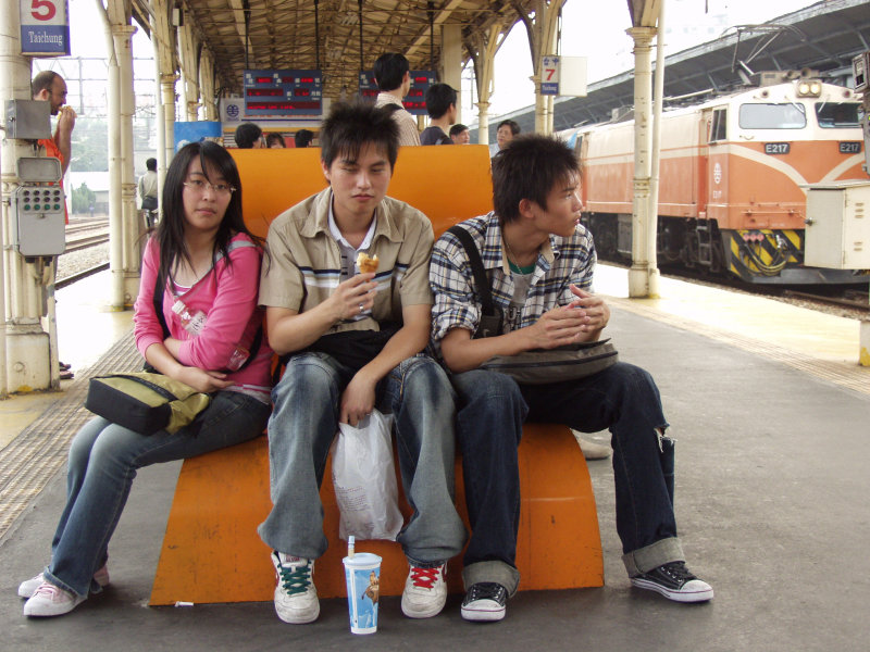 台灣鐵路旅遊攝影台中火車站月台景物篇公共藝術-林文海-藝術光環攝影照片100