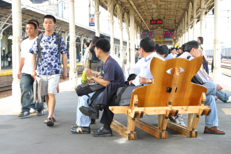 台灣鐵路旅遊攝影台中火車站月台景物篇公共藝術-林煌迪-阿貓一族攝影照片126