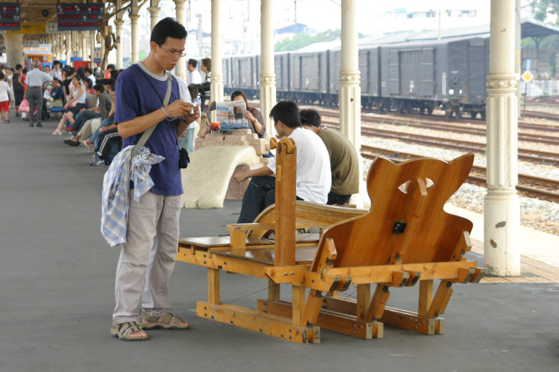 台灣鐵路旅遊攝影台中火車站月台景物篇公共藝術-林煌迪-阿貓一族攝影照片134