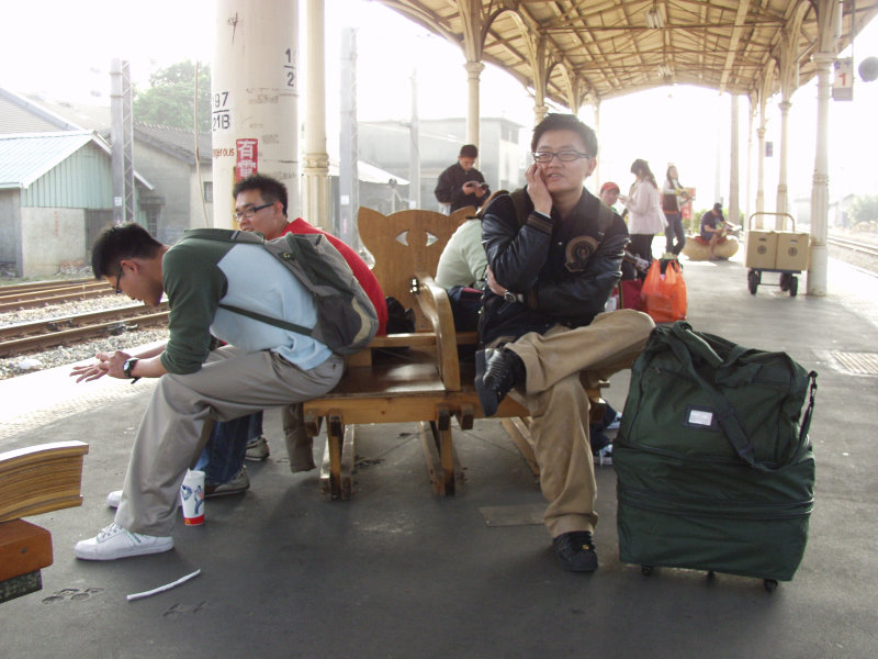 台灣鐵路旅遊攝影台中火車站月台景物篇公共藝術-林煌迪-阿貓一族攝影照片135