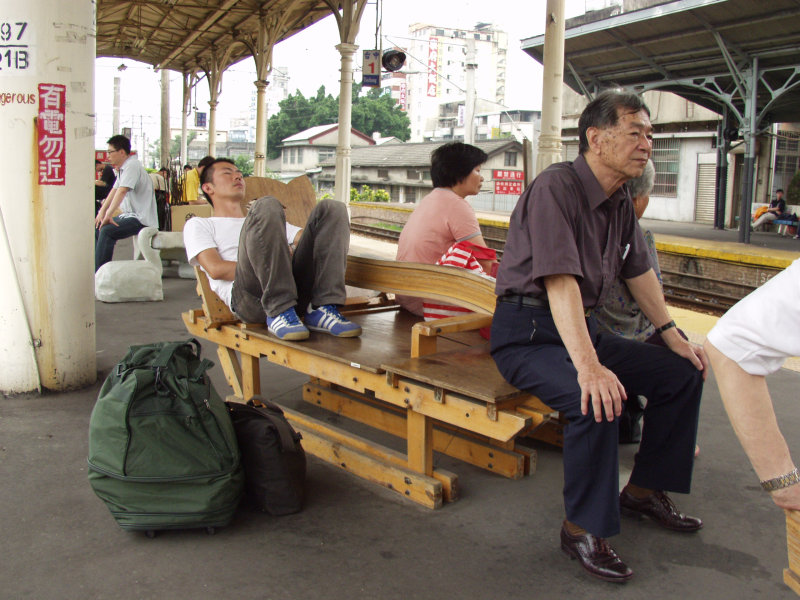 台灣鐵路旅遊攝影台中火車站月台景物篇公共藝術-林煌迪-阿貓一族攝影照片146