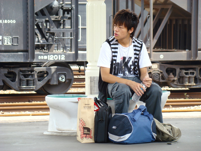 台灣鐵路旅遊攝影台中火車站月台景物篇公共藝術-游文富-享受片刻攝影照片1