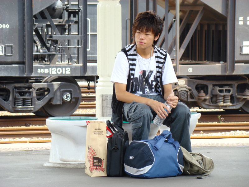 台灣鐵路旅遊攝影台中火車站月台景物篇公共藝術-游文富-享受片刻攝影照片2