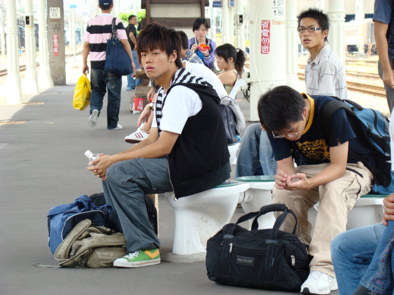 台灣鐵路旅遊攝影台中火車站月台景物篇公共藝術-游文富-享受片刻攝影照片3