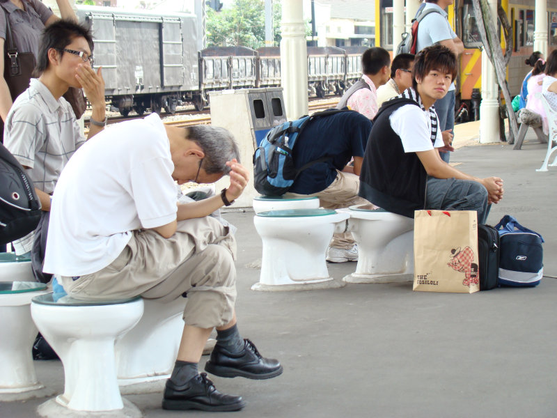 台灣鐵路旅遊攝影台中火車站月台景物篇公共藝術-游文富-享受片刻攝影照片4