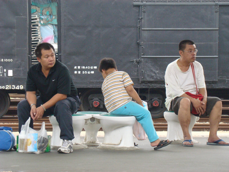 台灣鐵路旅遊攝影台中火車站月台景物篇公共藝術-游文富-享受片刻攝影照片11