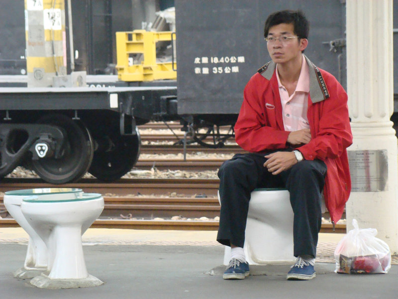 台灣鐵路旅遊攝影台中火車站月台景物篇公共藝術-游文富-享受片刻攝影照片13