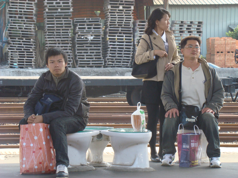 台灣鐵路旅遊攝影台中火車站月台景物篇公共藝術-游文富-享受片刻攝影照片19