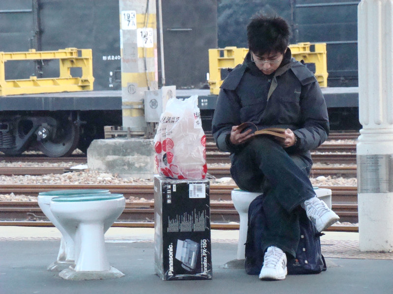 台灣鐵路旅遊攝影台中火車站月台景物篇公共藝術-游文富-享受片刻攝影照片21