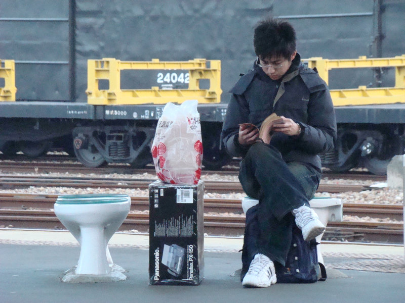 台灣鐵路旅遊攝影台中火車站月台景物篇公共藝術-游文富-享受片刻攝影照片22