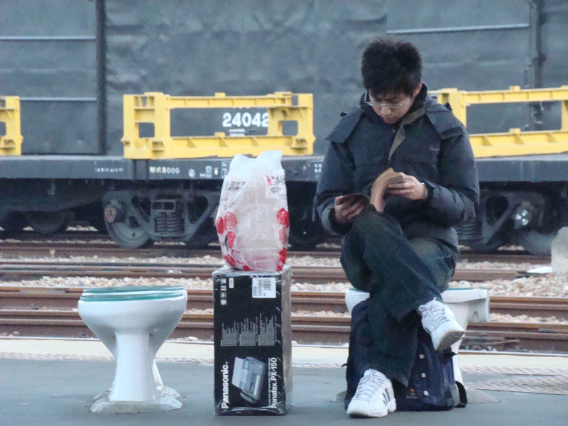 台灣鐵路旅遊攝影台中火車站月台景物篇公共藝術-游文富-享受片刻攝影照片23