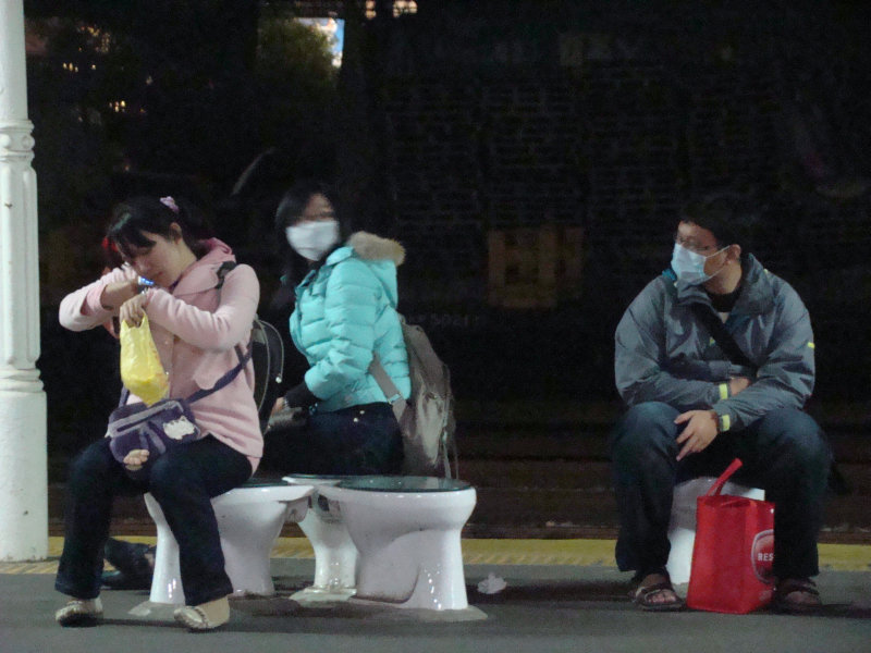 台灣鐵路旅遊攝影台中火車站月台景物篇公共藝術-游文富-享受片刻攝影照片26