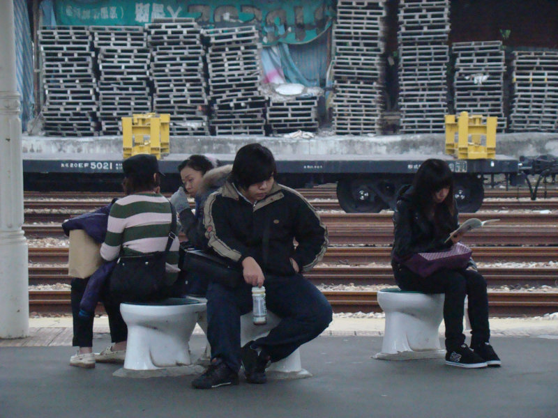 台灣鐵路旅遊攝影台中火車站月台景物篇公共藝術-游文富-享受片刻攝影照片27