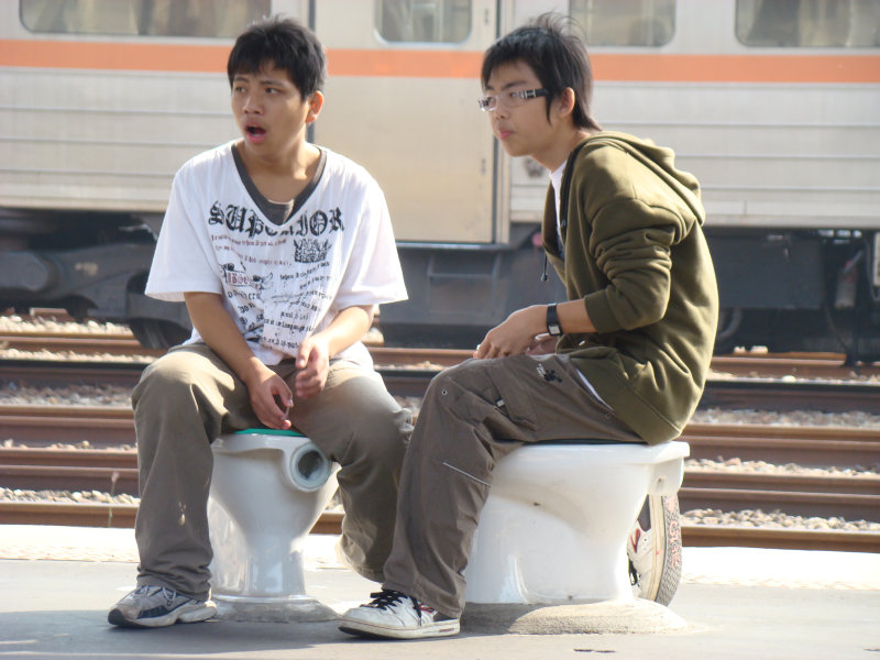 台灣鐵路旅遊攝影台中火車站月台景物篇公共藝術-游文富-享受片刻攝影照片31