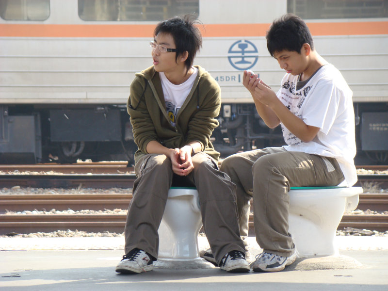 台灣鐵路旅遊攝影台中火車站月台景物篇公共藝術-游文富-享受片刻攝影照片33