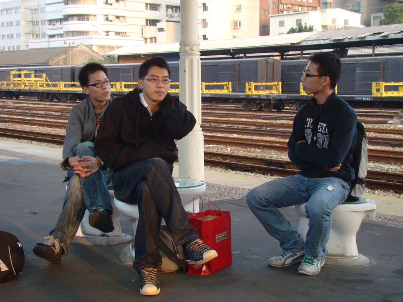 台灣鐵路旅遊攝影台中火車站月台景物篇公共藝術-游文富-享受片刻攝影照片36