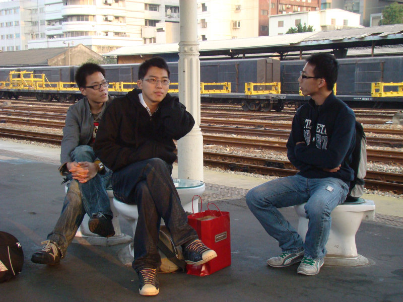 台灣鐵路旅遊攝影台中火車站月台景物篇公共藝術-游文富-享受片刻攝影照片37
