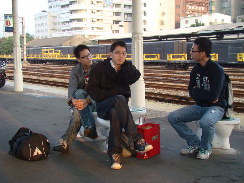 台灣鐵路旅遊攝影台中火車站月台景物篇公共藝術-游文富-享受片刻攝影照片38