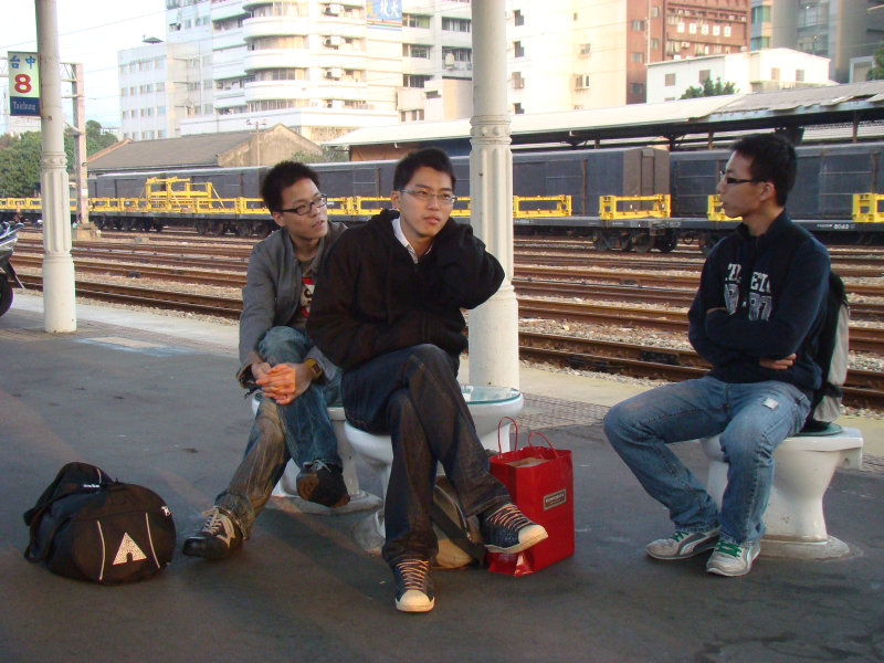 台灣鐵路旅遊攝影台中火車站月台景物篇公共藝術-游文富-享受片刻攝影照片41
