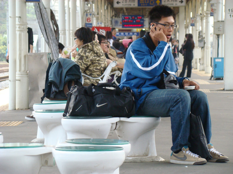 台灣鐵路旅遊攝影台中火車站月台景物篇公共藝術-游文富-享受片刻攝影照片44