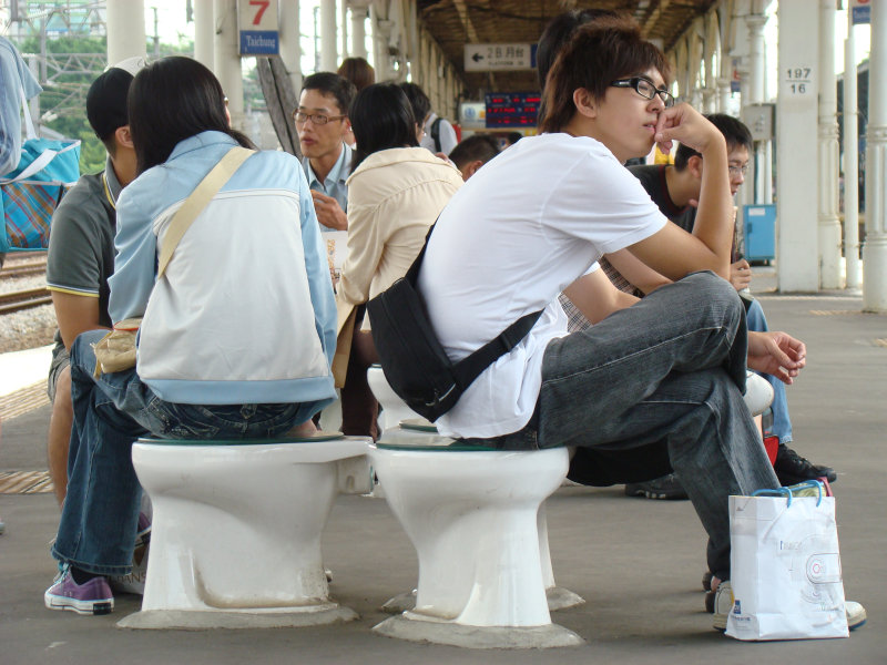 台灣鐵路旅遊攝影台中火車站月台景物篇公共藝術-游文富-享受片刻攝影照片45
