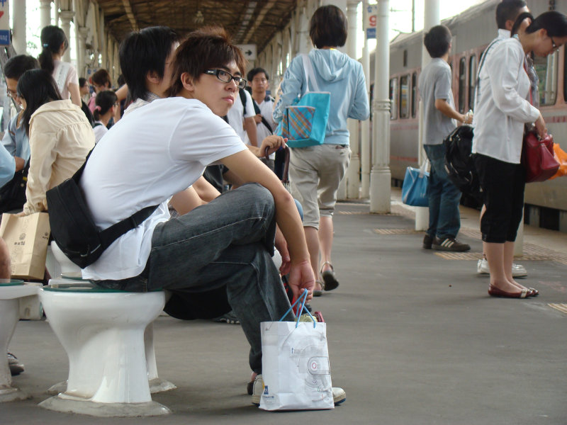 台灣鐵路旅遊攝影台中火車站月台景物篇公共藝術-游文富-享受片刻攝影照片47