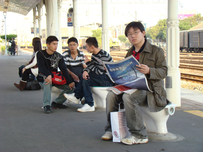 台灣鐵路旅遊攝影台中火車站月台景物篇公共藝術-游文富-享受片刻攝影照片52