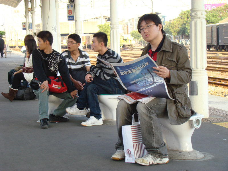 台灣鐵路旅遊攝影台中火車站月台景物篇公共藝術-游文富-享受片刻攝影照片53