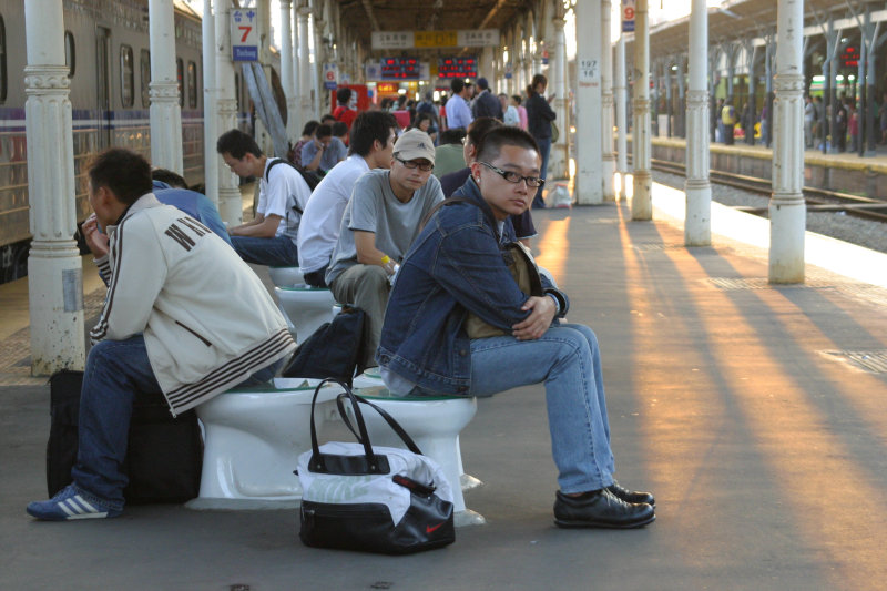 台灣鐵路旅遊攝影台中火車站月台景物篇公共藝術-游文富-享受片刻攝影照片54
