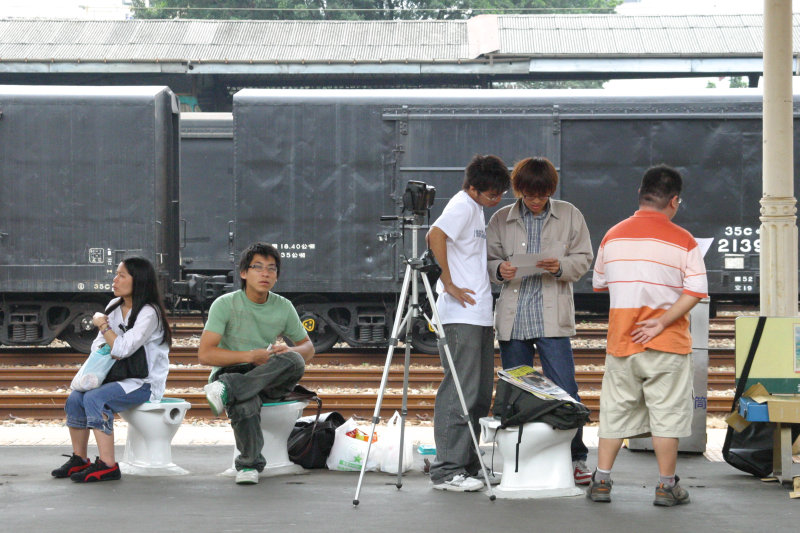 台灣鐵路旅遊攝影台中火車站月台景物篇公共藝術-游文富-享受片刻攝影照片55