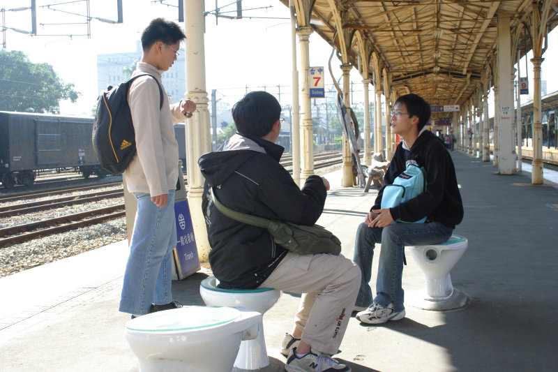 台灣鐵路旅遊攝影台中火車站月台景物篇公共藝術-游文富-享受片刻攝影照片59