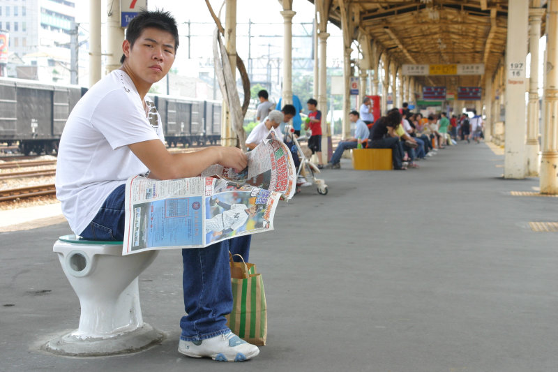 台灣鐵路旅遊攝影台中火車站月台景物篇公共藝術-游文富-享受片刻攝影照片61