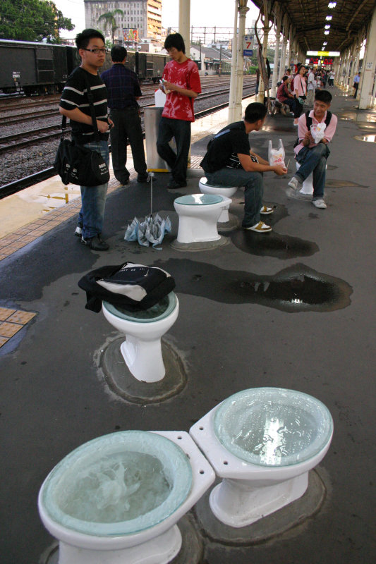 台灣鐵路旅遊攝影台中火車站月台景物篇公共藝術-游文富-享受片刻攝影照片64