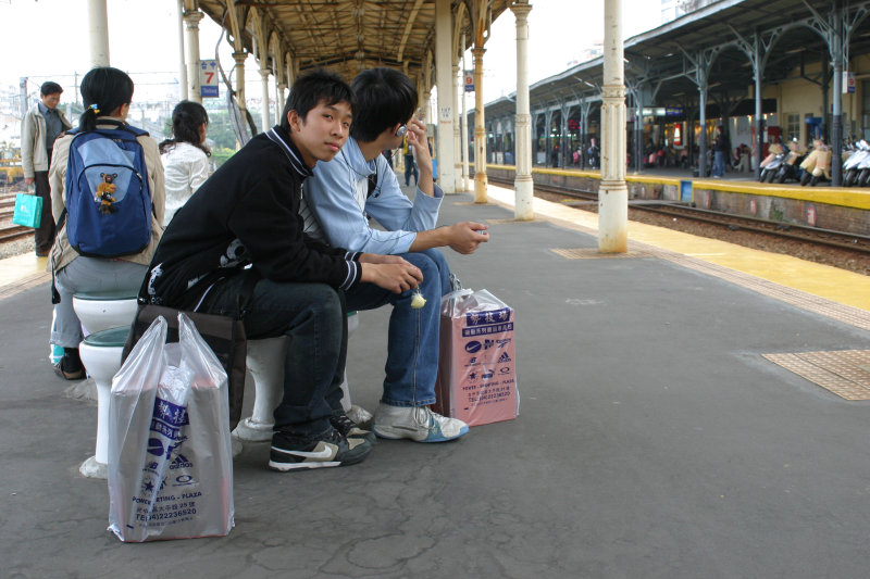 台灣鐵路旅遊攝影台中火車站月台景物篇公共藝術-游文富-享受片刻攝影照片66