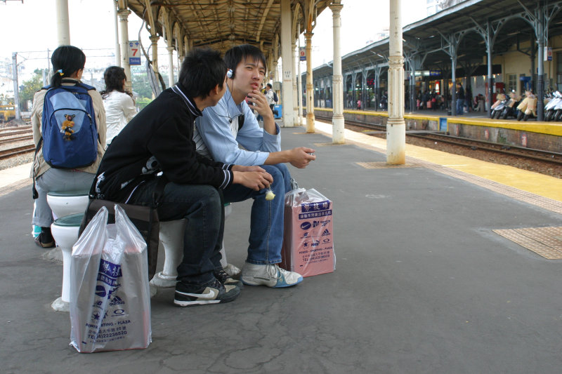 台灣鐵路旅遊攝影台中火車站月台景物篇公共藝術-游文富-享受片刻攝影照片67