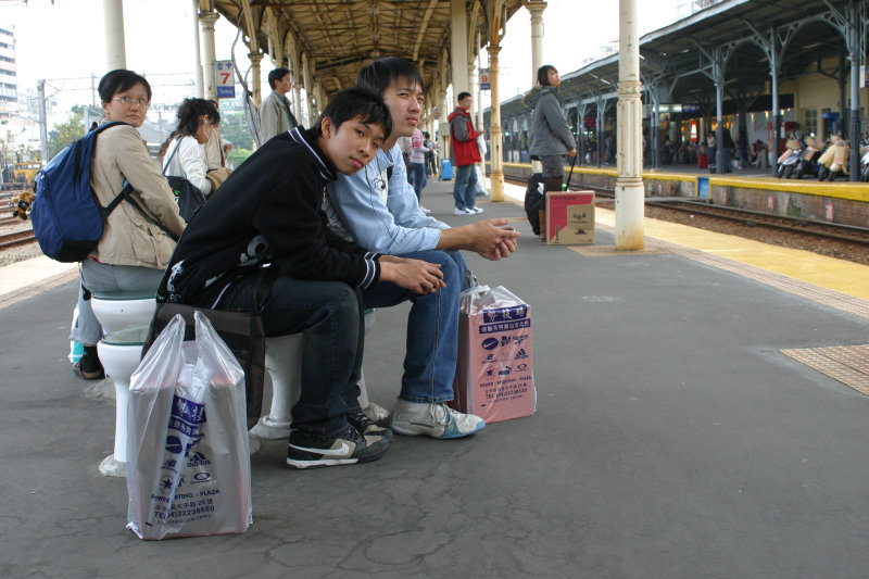 台灣鐵路旅遊攝影台中火車站月台景物篇公共藝術-游文富-享受片刻攝影照片68
