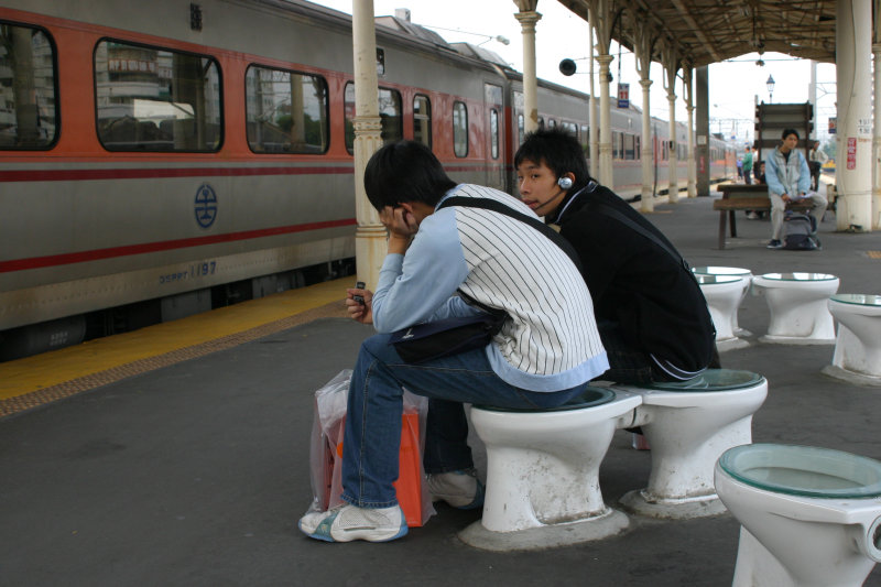 台灣鐵路旅遊攝影台中火車站月台景物篇公共藝術-游文富-享受片刻攝影照片69