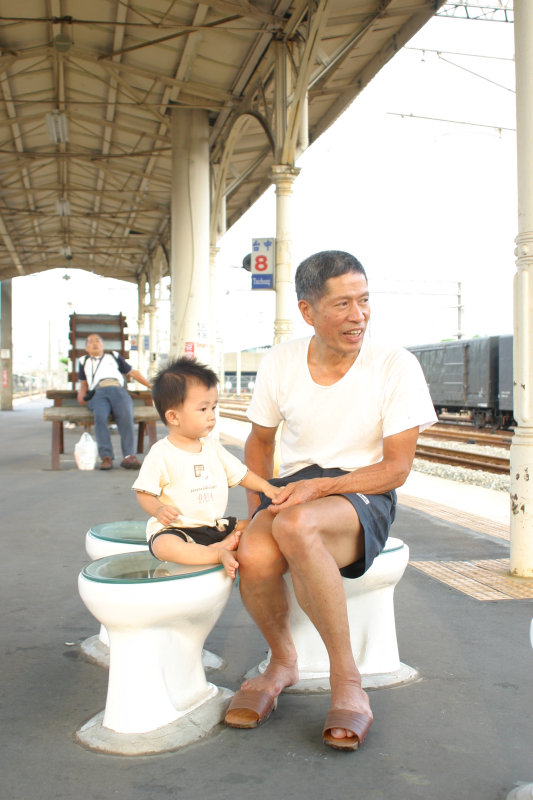 台灣鐵路旅遊攝影台中火車站月台景物篇公共藝術-游文富-享受片刻攝影照片71